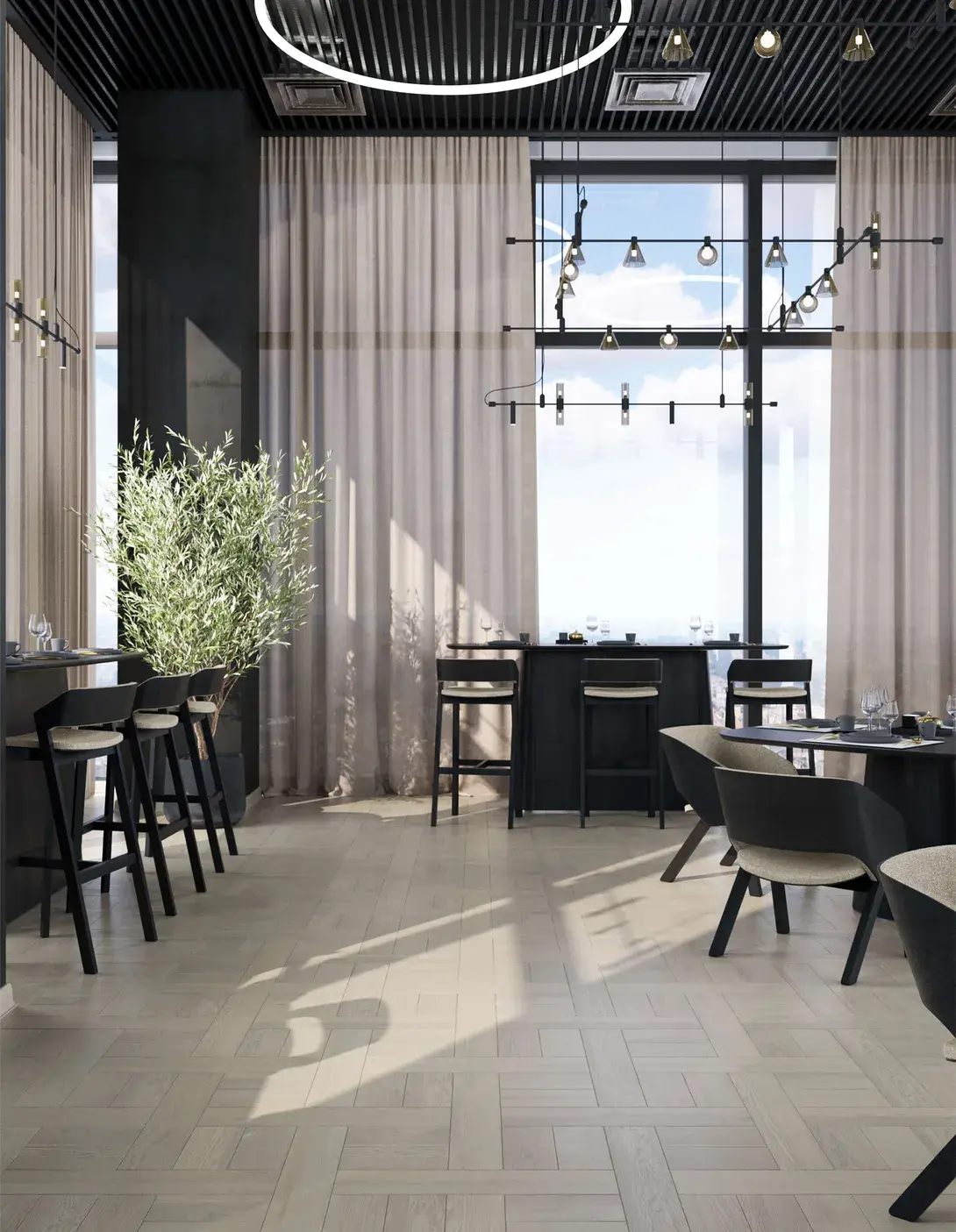 Moderní a luxusní interiér restaurace se světlou dubovou podlahou vyskládanou do elegantního vzoru rybí kosti, který ladí s minimalistickým černým nábytkem, vysokými okny a designovým osvětlením v industriálním stylu.