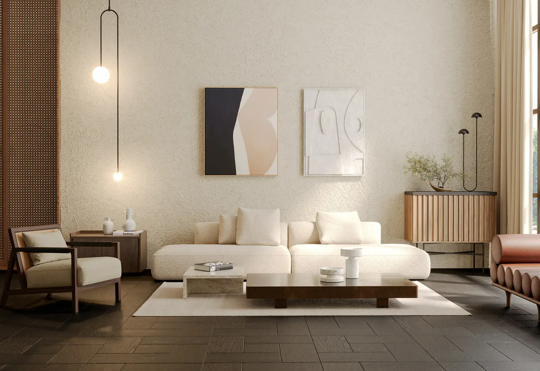 Elegantní obývací pokoj v minimalistickém stylu s tmavou dřevěnou podlahou skládanou do vzoru Dice, doplněnou nízkou světlou pohovkou, designovým osvětlením a texturovanou béžovou stěnou.