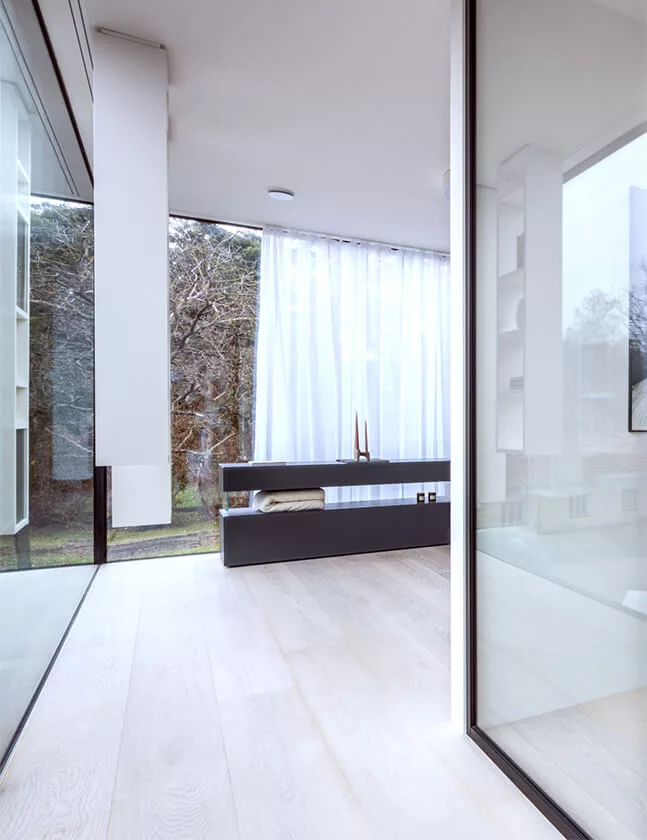 Moderní minimalistický interiér s velkoformátovými okny a světlou dubovou podlahou v dekoru Ivory, která opticky rozšiřuje prostor.