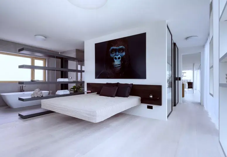 Světlá dubová podlaha Oakcent v luxusní otevřené ložnici s levitující postelí, volně stojící vanou a výrazným moderním obrazem gorily.