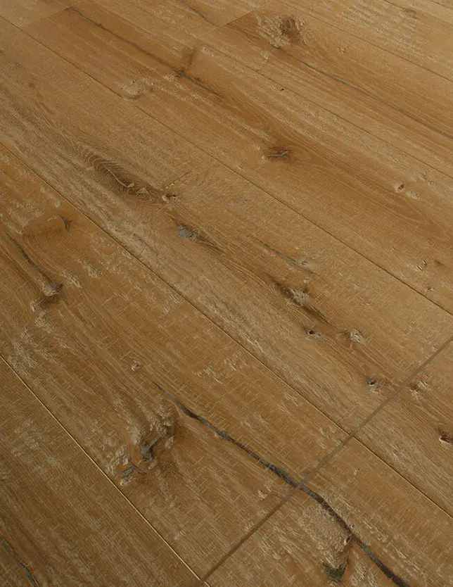 Detailní záběr na strukturovanou dubovou podlahu Oakcent s efektem ručního škrábání a výraznými suky, které dodávají interiéru Chalupy U Cesty autentický rustikální vzhled.