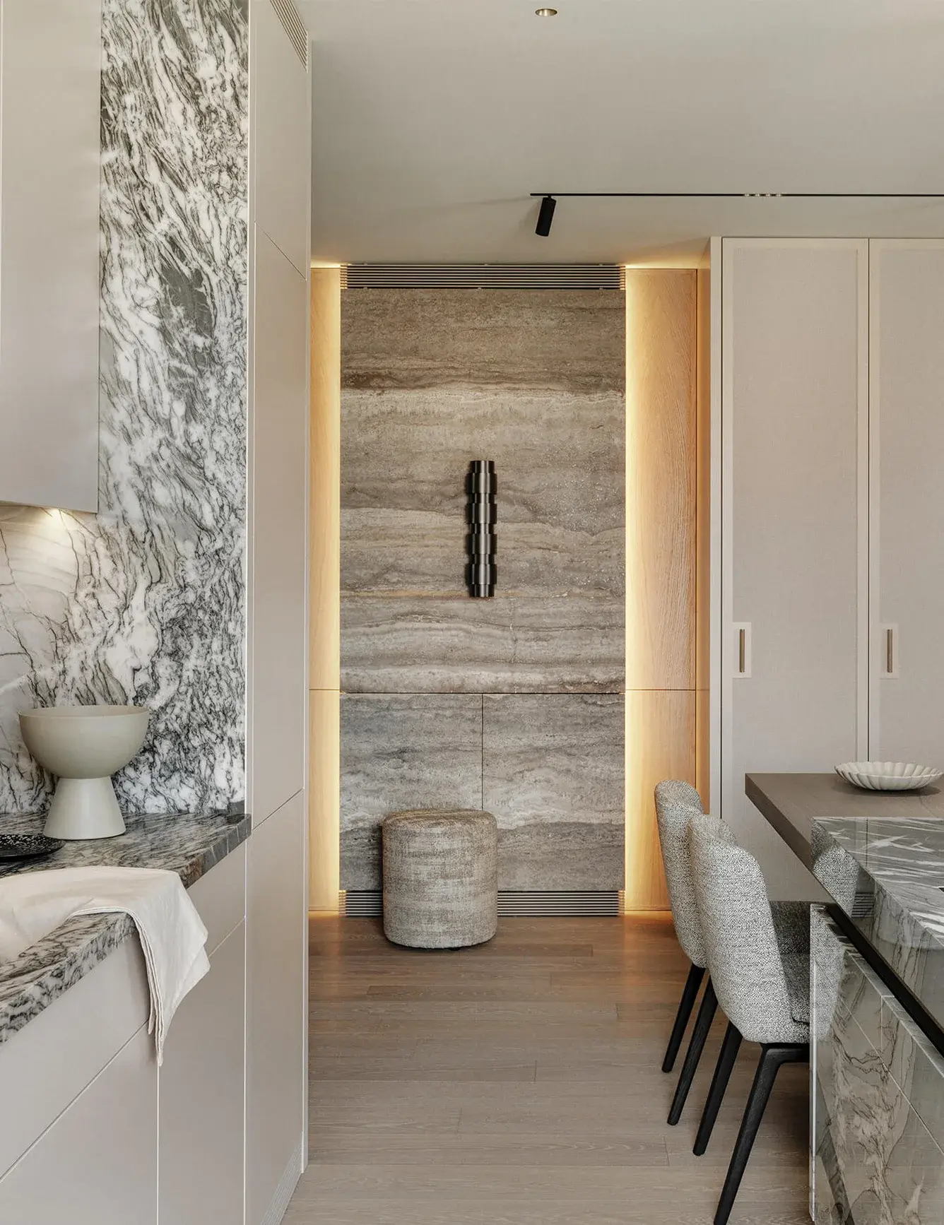 Detailní pohled na designovou stěnu v bytě Iwicka s velkoformátovým kamenným obkladem a svislým LED podsvícením, která v kombinaci s mramorovou kuchyňskou deskou a dubovou podlahou Oakcent Premium vytváří luxusní a harmonický celek.