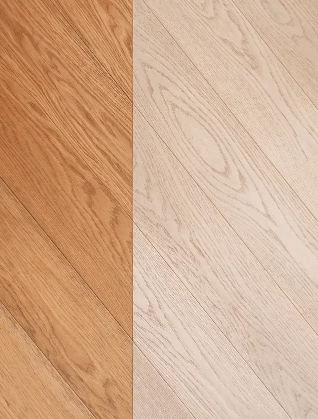 Detailní srovnání dvou odstínů dubové podlahy Oakcent použité v projektu Ke Káčátkům v Brně-Jundrově, kde levá část ukazuje teplejší přírodní tón a pravá část světlejší bělený dekor prken s jemnou kresbou dřeva.