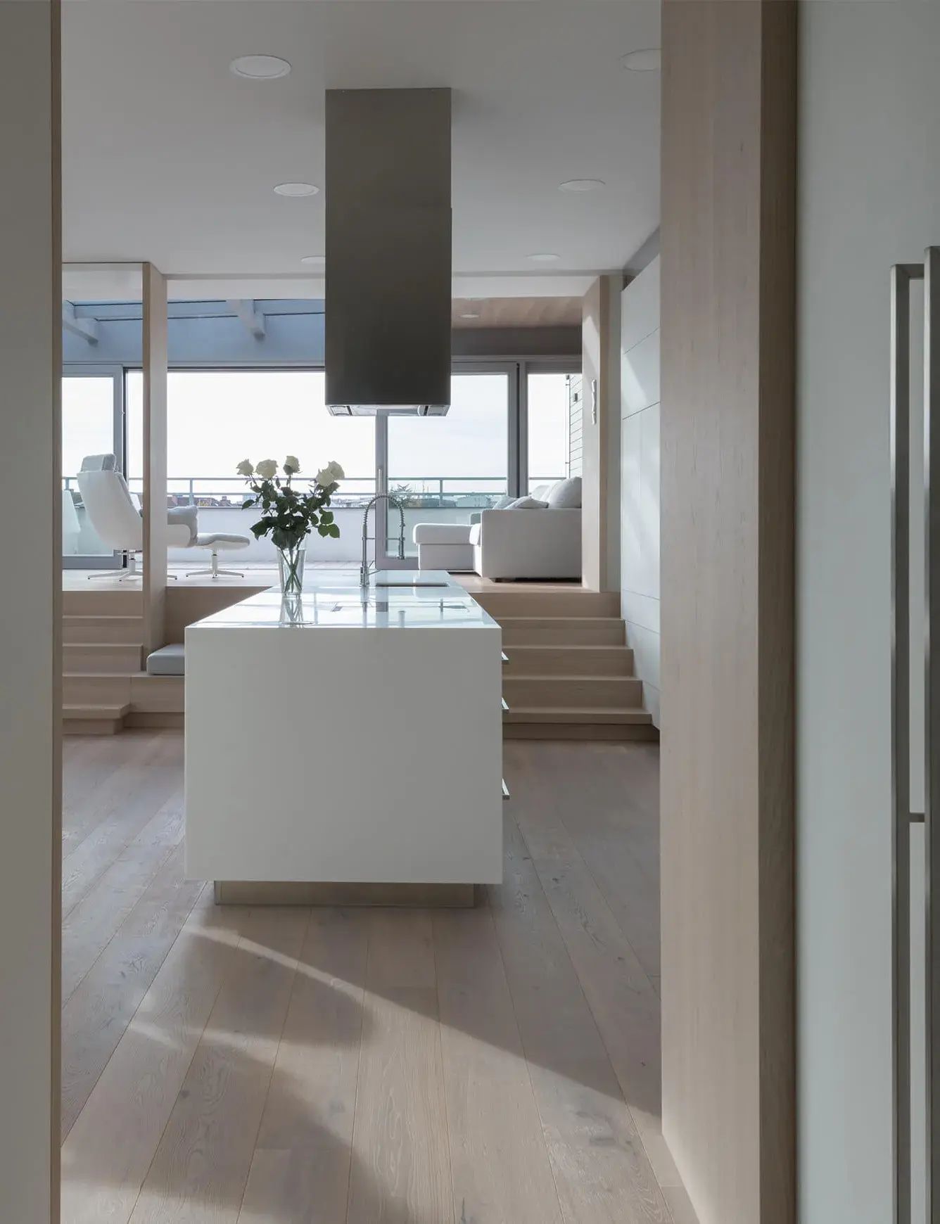 Moderní střešní byt v Praze od ID_arch, kde lehce kouřovaná a kartáčovaná dubová podlaha Oakcent Rustic s Milky olejem plynule propojuje kuchyňskou část s vyvýšenou obývací zónou a terasou.