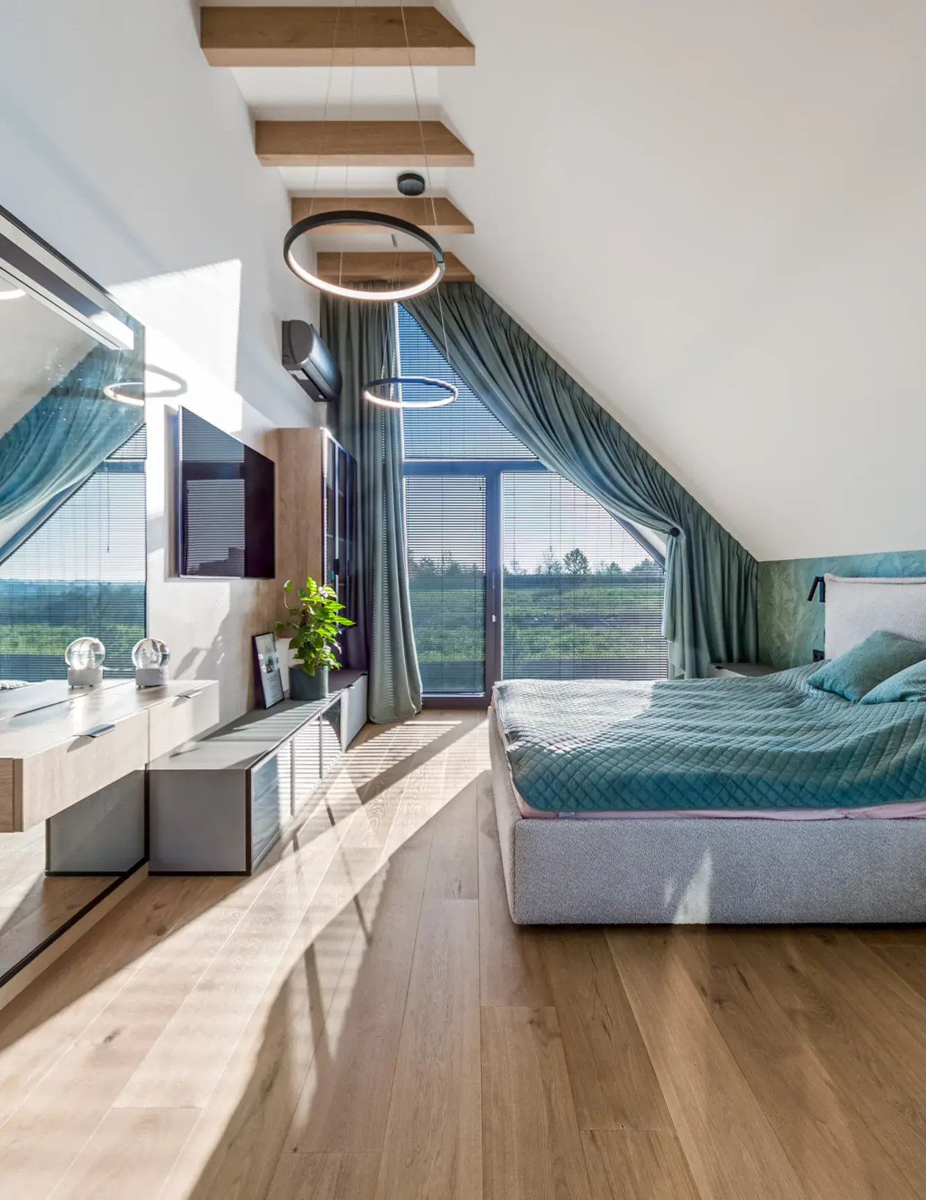 Detail kartáčované dubové podlahy Oakcent Rustic v odstínu Pure v domě Tyniec Mały, kde denní světlo procházející žaluziemi zdůrazňuje přirozenou texturu dřeva a hřejivý charakter minimalistického interiéru.